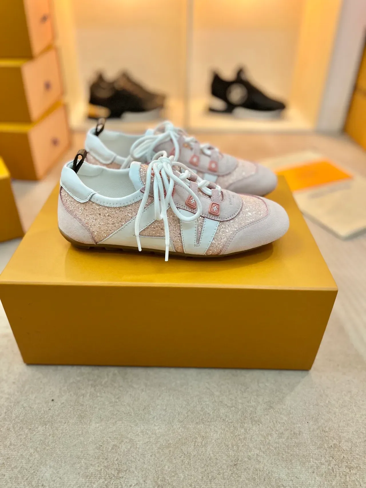 Louis Vuitton LV Trainer Zapatillas Lifestyle Rosa Blanco con Paneles de Ante y Cuero Glitter 4