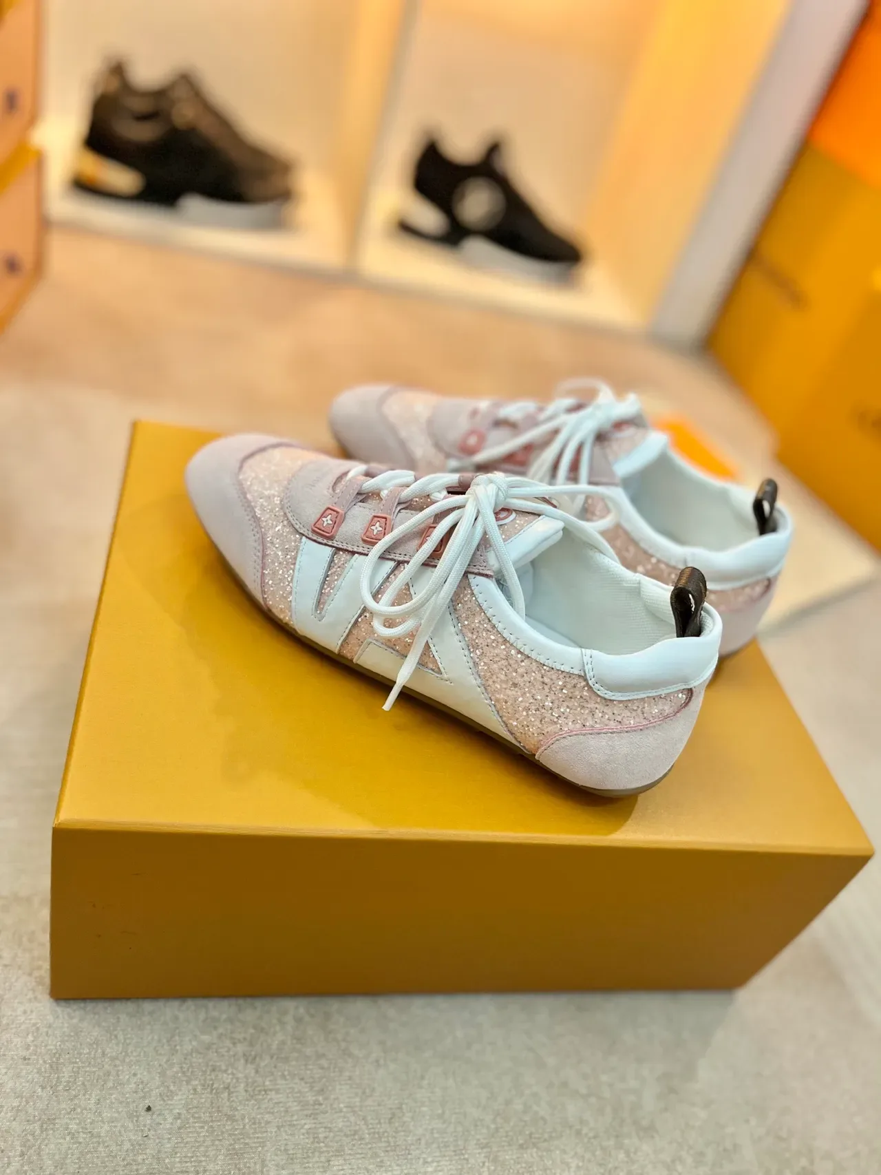 Louis Vuitton LV Trainer Zapatillas Lifestyle Rosa Blanco con Paneles de Ante y Cuero Glitter 5
