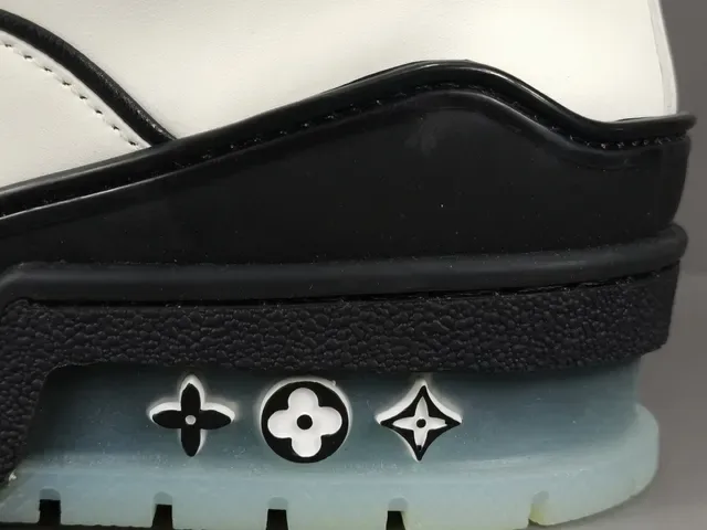 Louis Vuitton LV Trainer أبيض أسود منخفض القدمة سيليويت جلد علوي أحذية رياضية أسلوب حياة 3