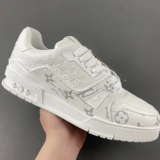 Louis Vuitton LV Trainer tênis lifestyle branco e cinza com sola chunky impresso com monograma