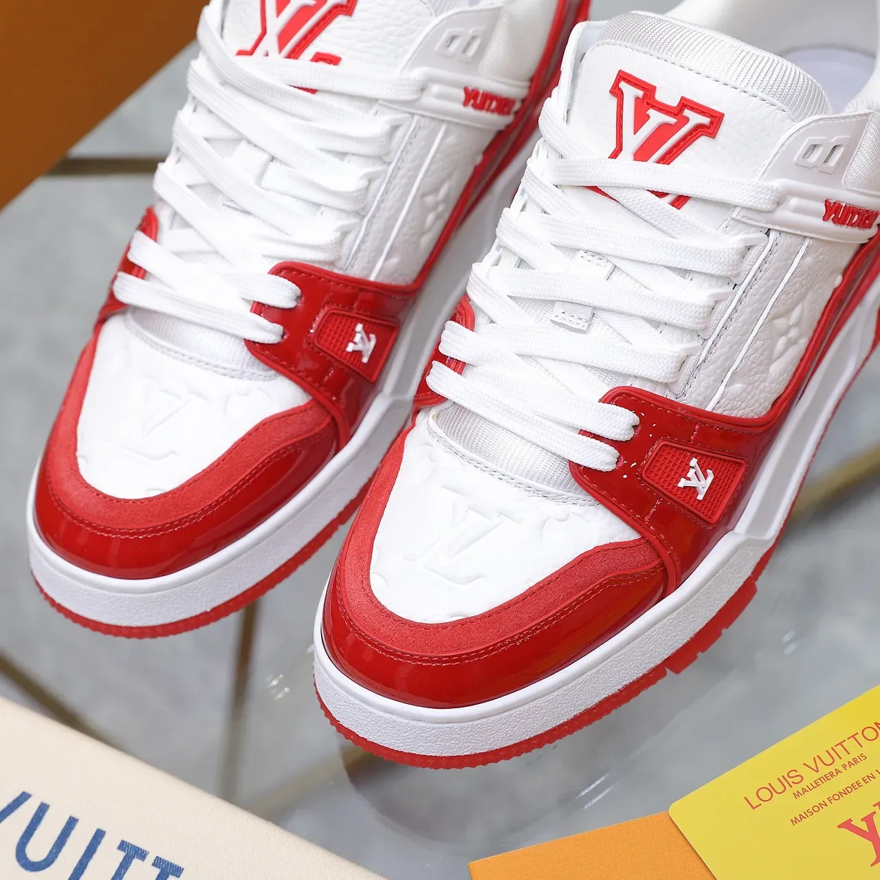 Louis Vuitton LV Trainer Blancos y Rojos Capas Patentadas Y Cuero Embossado Monograma Texturizado Superior Zapatos Lifestyle 2