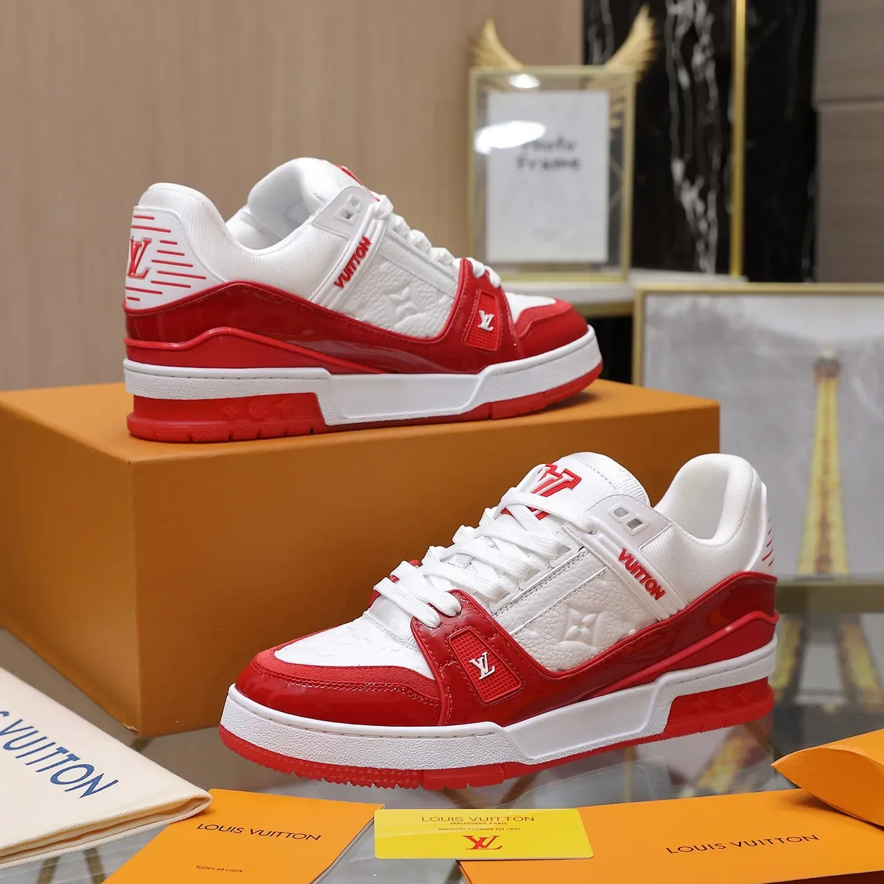 Louis Vuitton LV Trainer Blancos y Rojos Capas Patentadas Y Cuero Embossado Monograma Texturizado Superior Zapatos Lifestyle 3