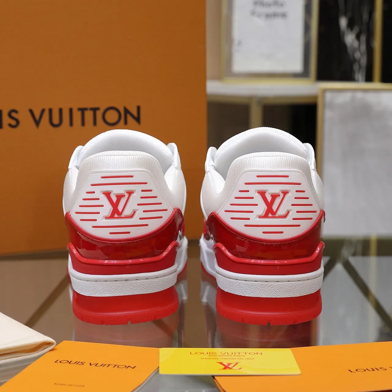 Louis Vuitton LV Trainer Blancos y Rojos Capas Patentadas Y Cuero Embossado Monograma Texturizado Superior Zapatos Lifestyle 4
