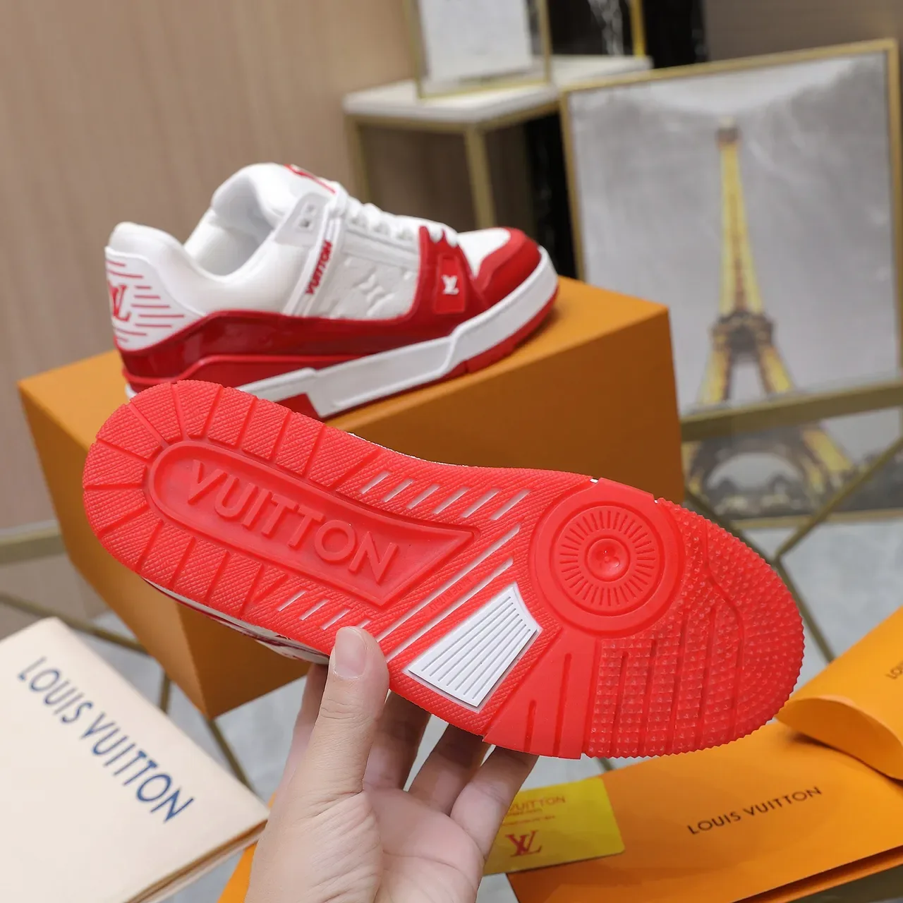 Louis Vuitton LV Trainer Blancos y Rojos Capas Patentadas Y Cuero Embossado Monograma Texturizado Superior Zapatos Lifestyle 5