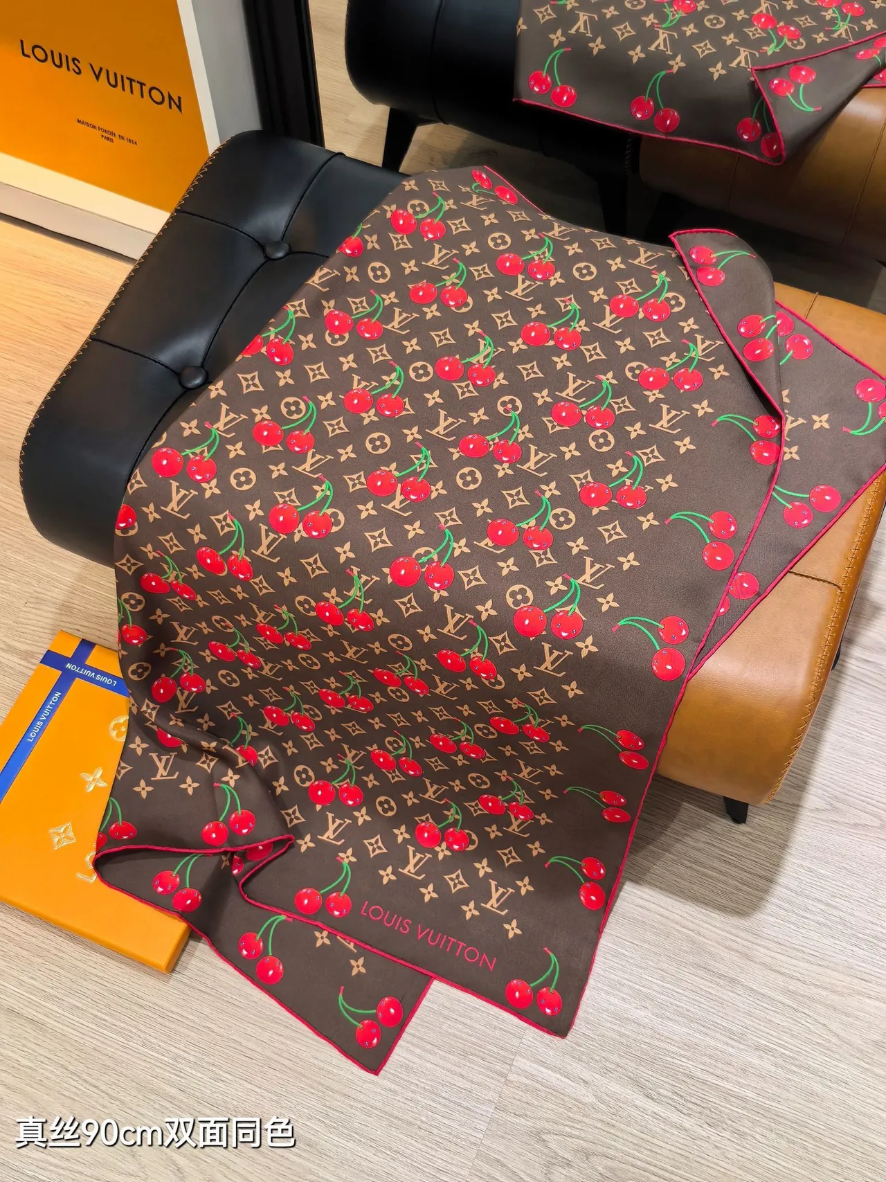 Louis Vuitton LV x TM Monogram Cerise Brown écharpe en soie 5