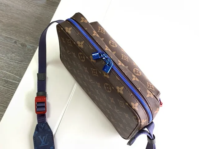 Louis Vuitton Maille Marron Bleu Monogram Toile Fermeture éclair horizontale Poche Sac messager 4