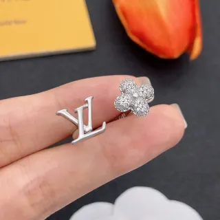 أقراط Louis Vuitton Monogram و Pavé Floral بلون فضي