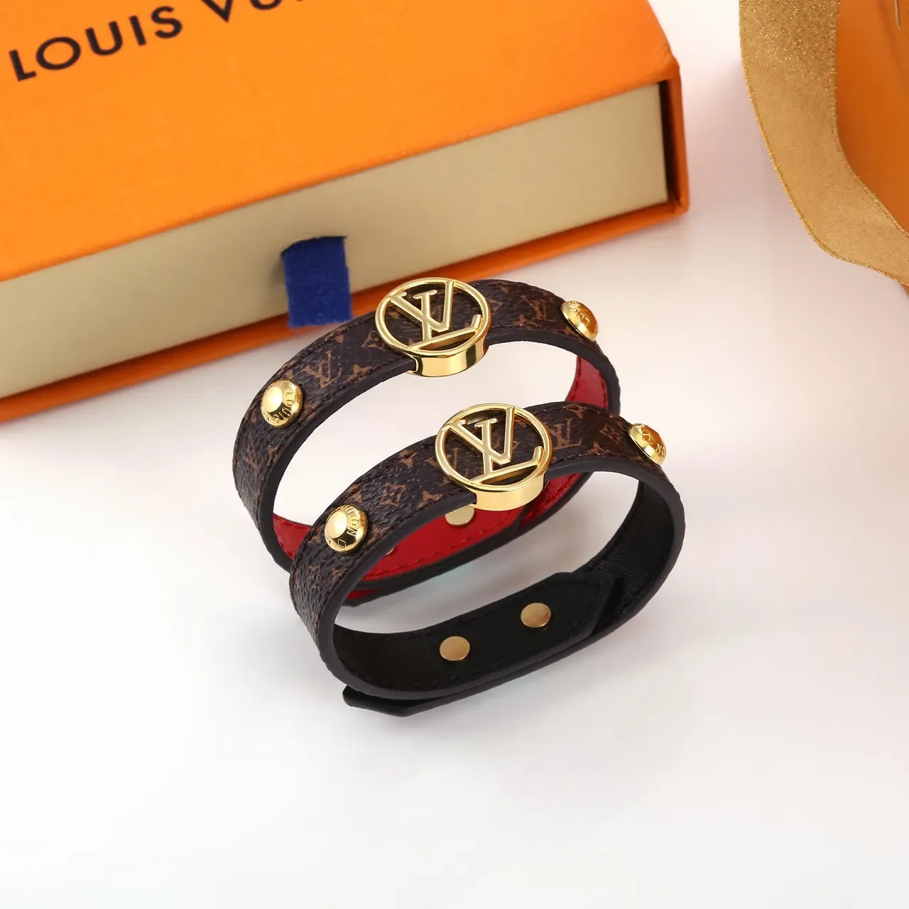 Bracelete Louis Vuitton Monogram Canvas Marrom Vermelho Dourado Circular Medalhão LV 2