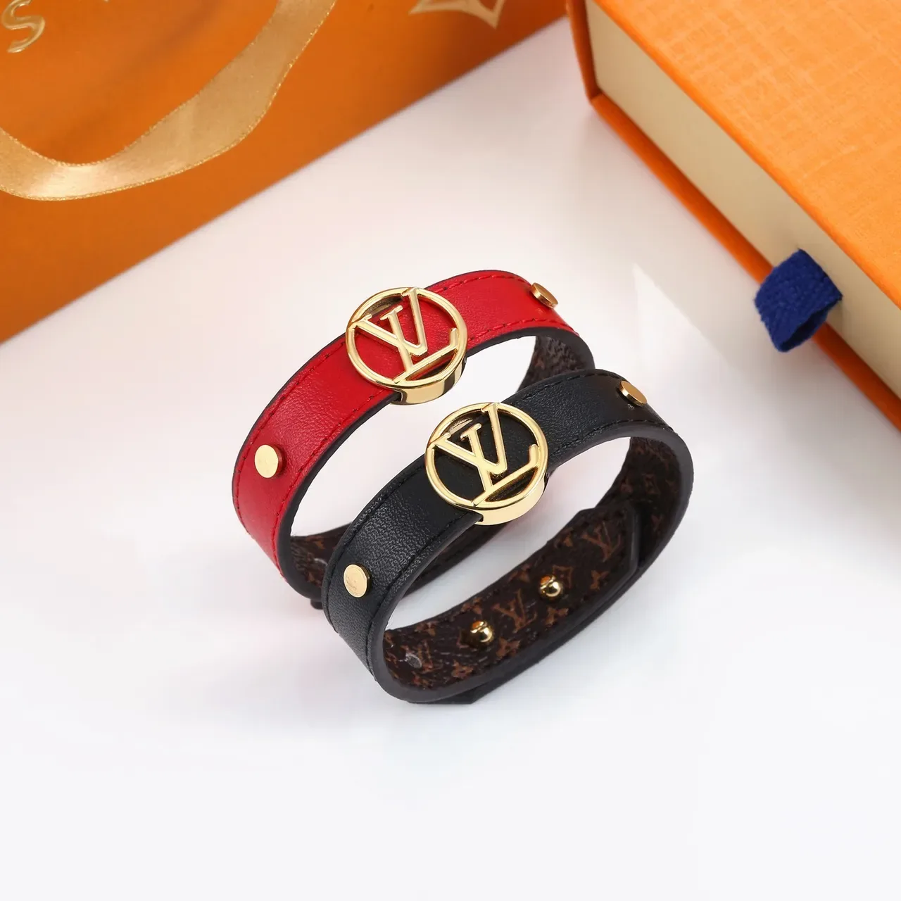 Bracelete Louis Vuitton Monogram Canvas Marrom Vermelho Dourado Circular Medalhão LV 3