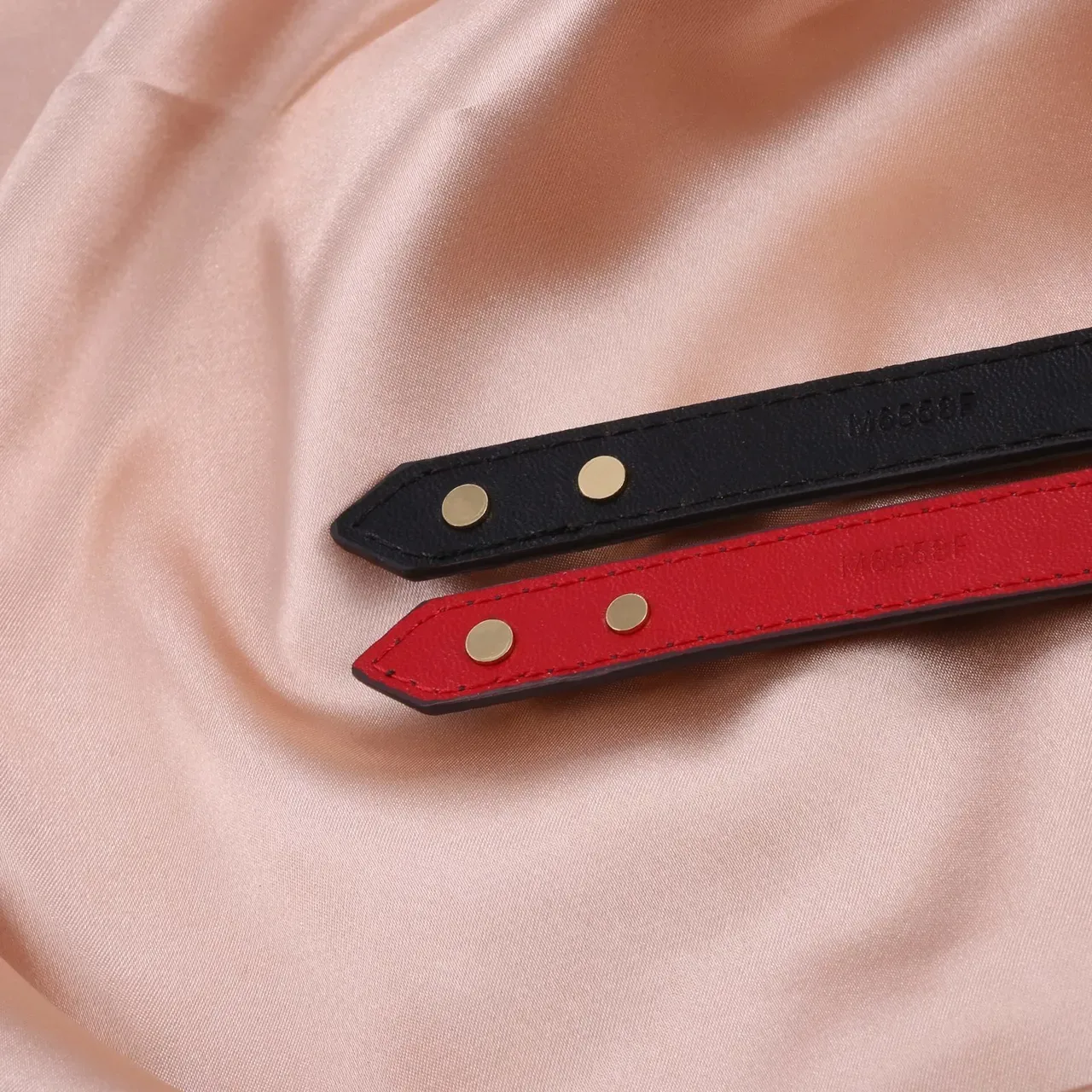 Bracelete Louis Vuitton Monogram Canvas Marrom Vermelho Dourado Circular Medalhão LV 4