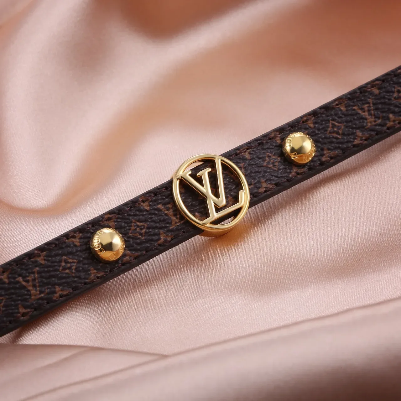 Bracelete Louis Vuitton Monogram Canvas Marrom Vermelho Dourado Circular Medalhão LV 5