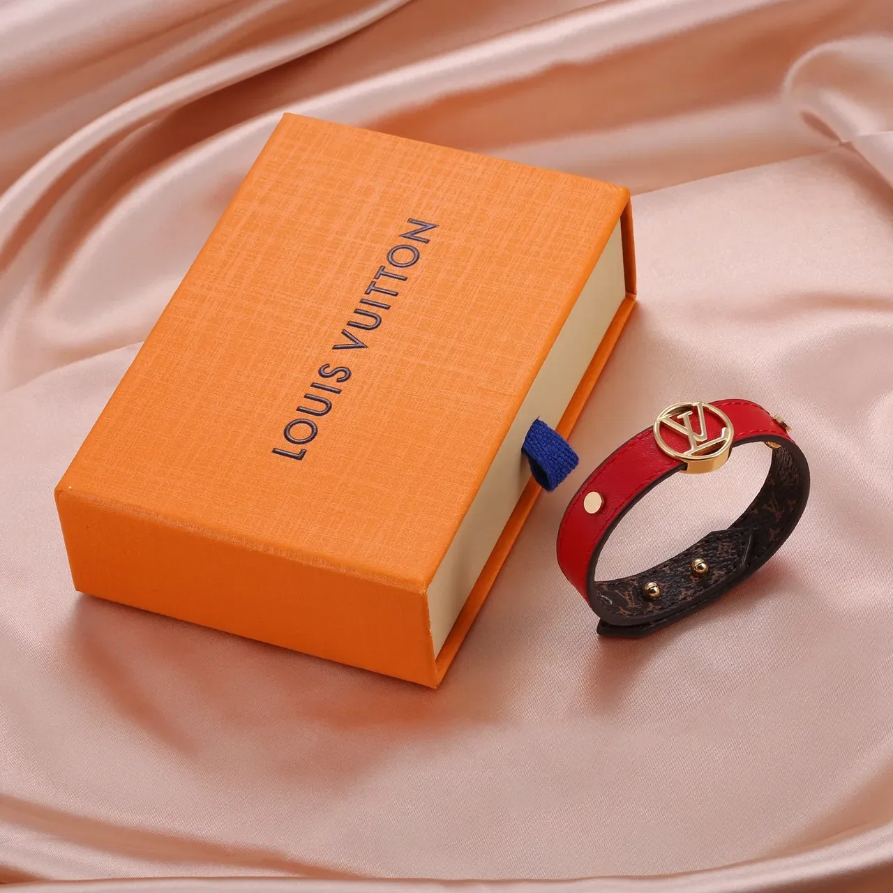 Bracelete Louis Vuitton Monogram Canvas Marrom Vermelho Dourado Circular Medalhão LV 6
