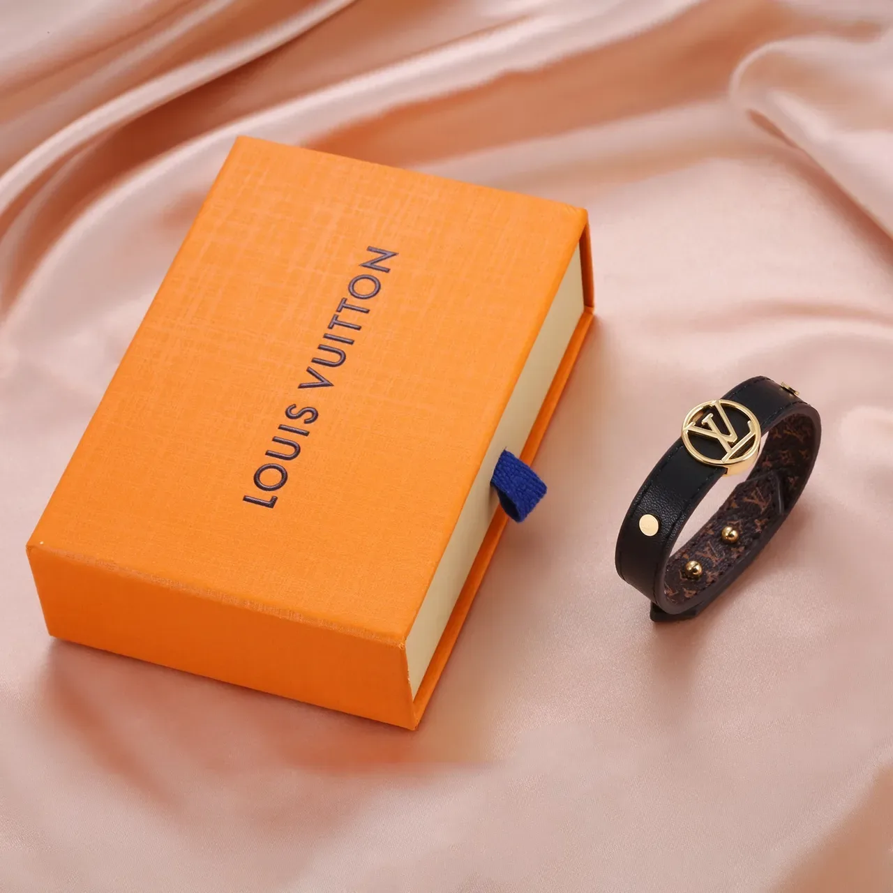Bracelete Louis Vuitton Monogram Canvas Marrom Vermelho Dourado Circular Medalhão LV 7