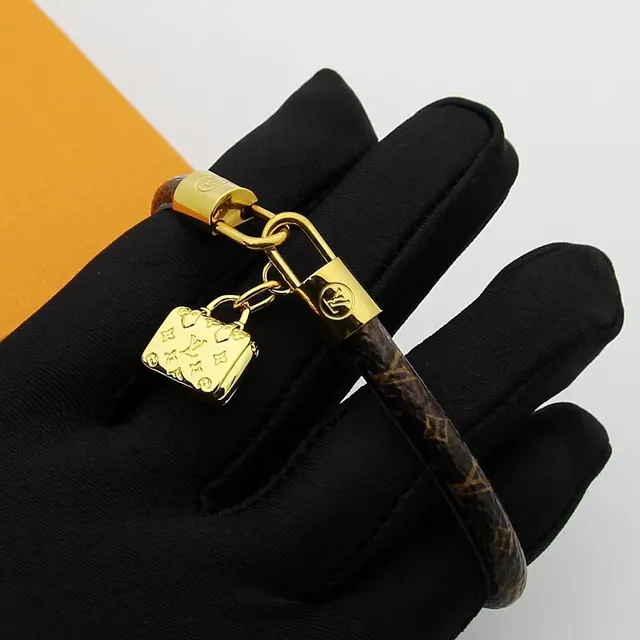 Louis Vuitton Monogram Canvas Gold-Tone Mini Bolsa Charm Pulseira 8