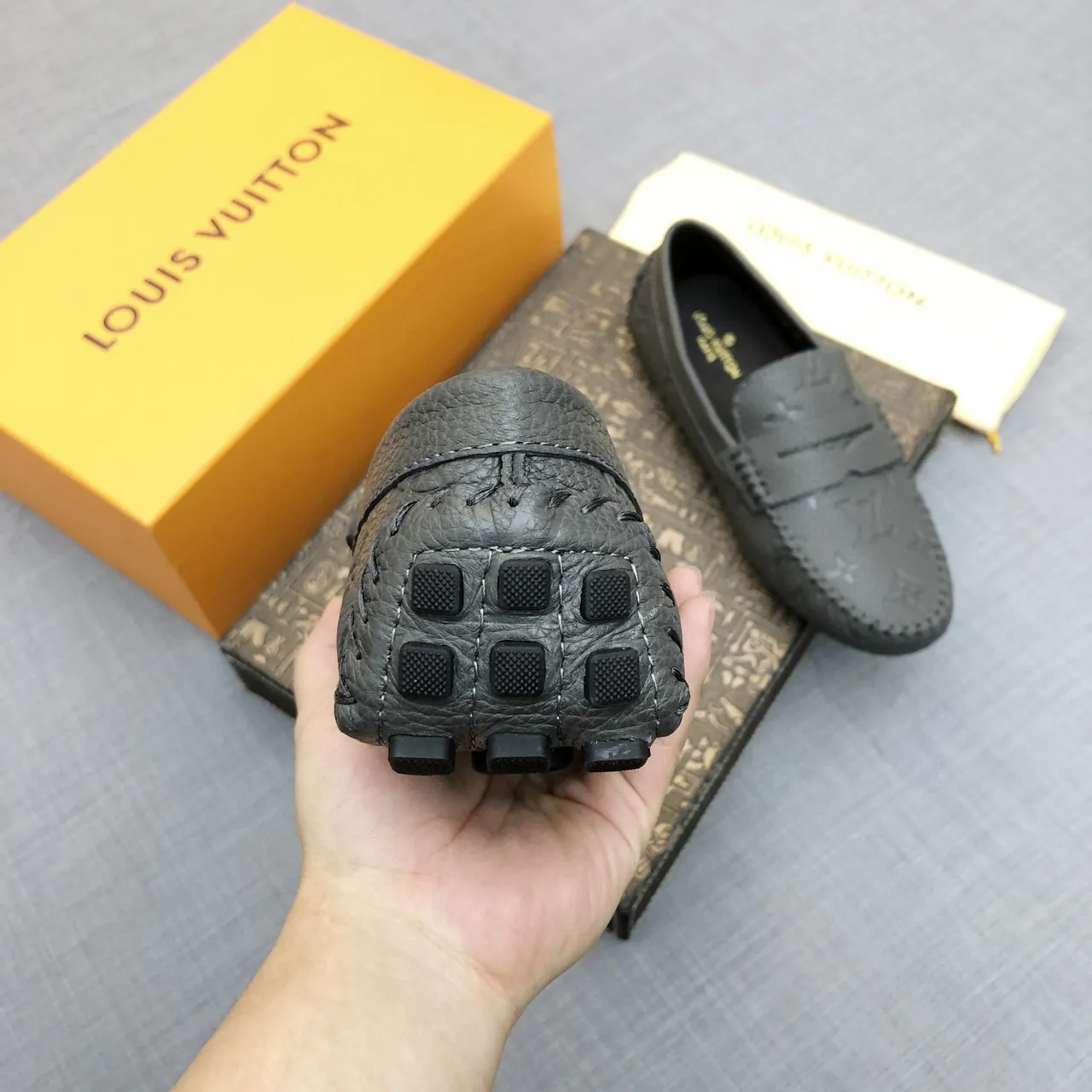 Louis Vuitton Mocassin en cuir estampé monogramme 2