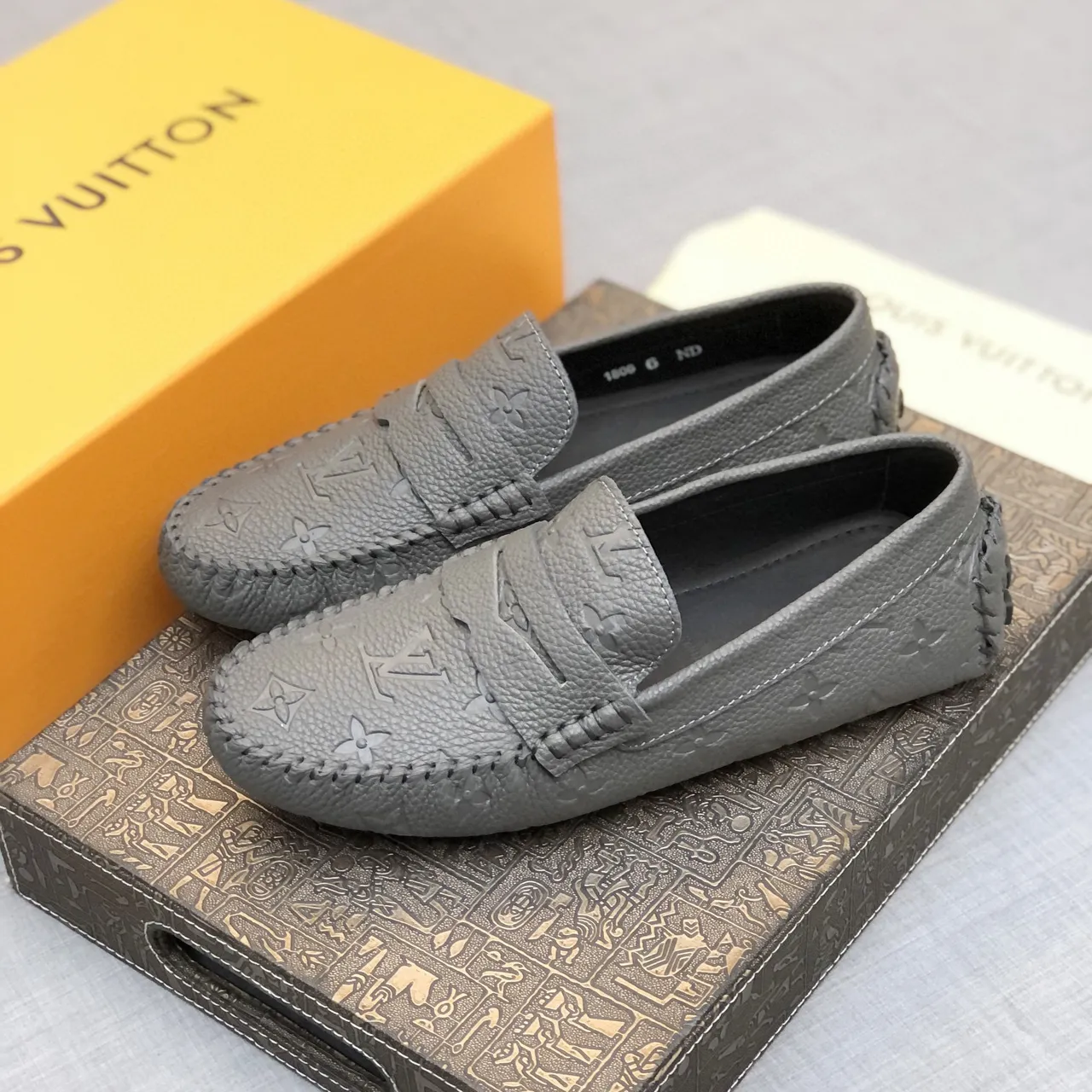 Louis Vuitton Mocassin en cuir estampé monogramme 3