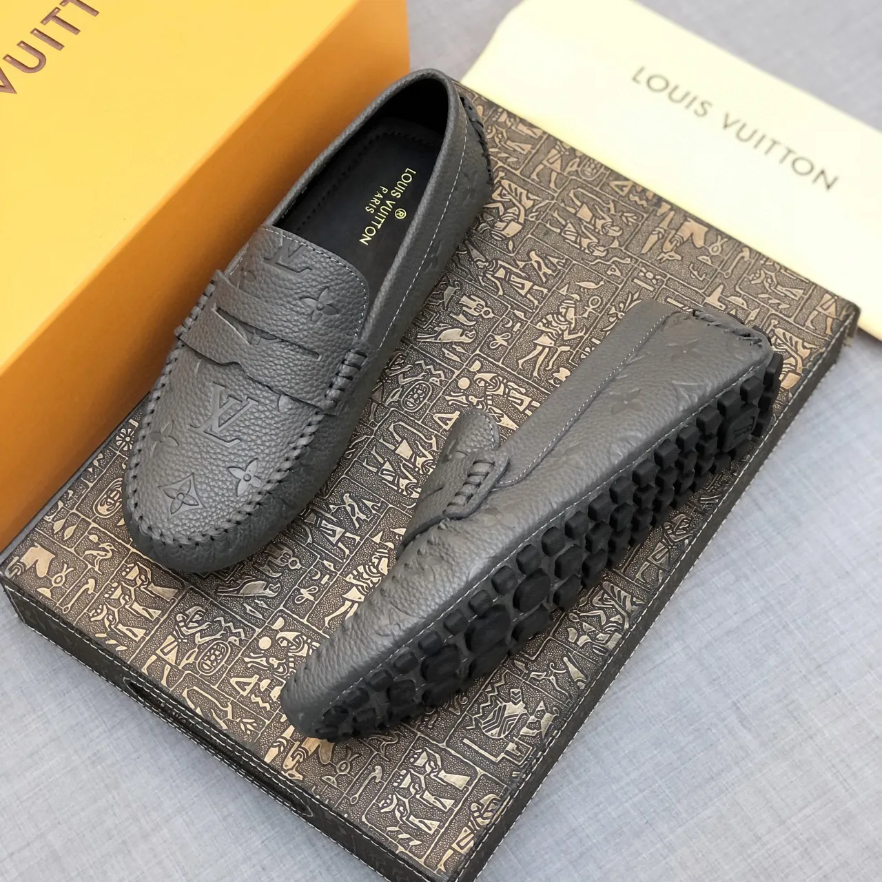 Louis Vuitton Mocassin en cuir estampé monogramme 4