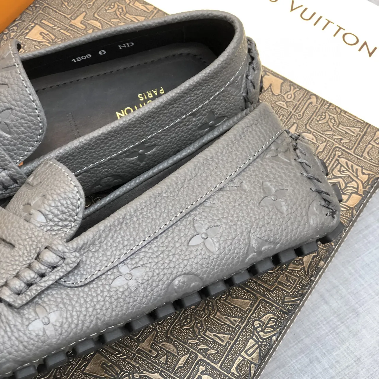 Louis Vuitton Mocassin en cuir estampé monogramme 5