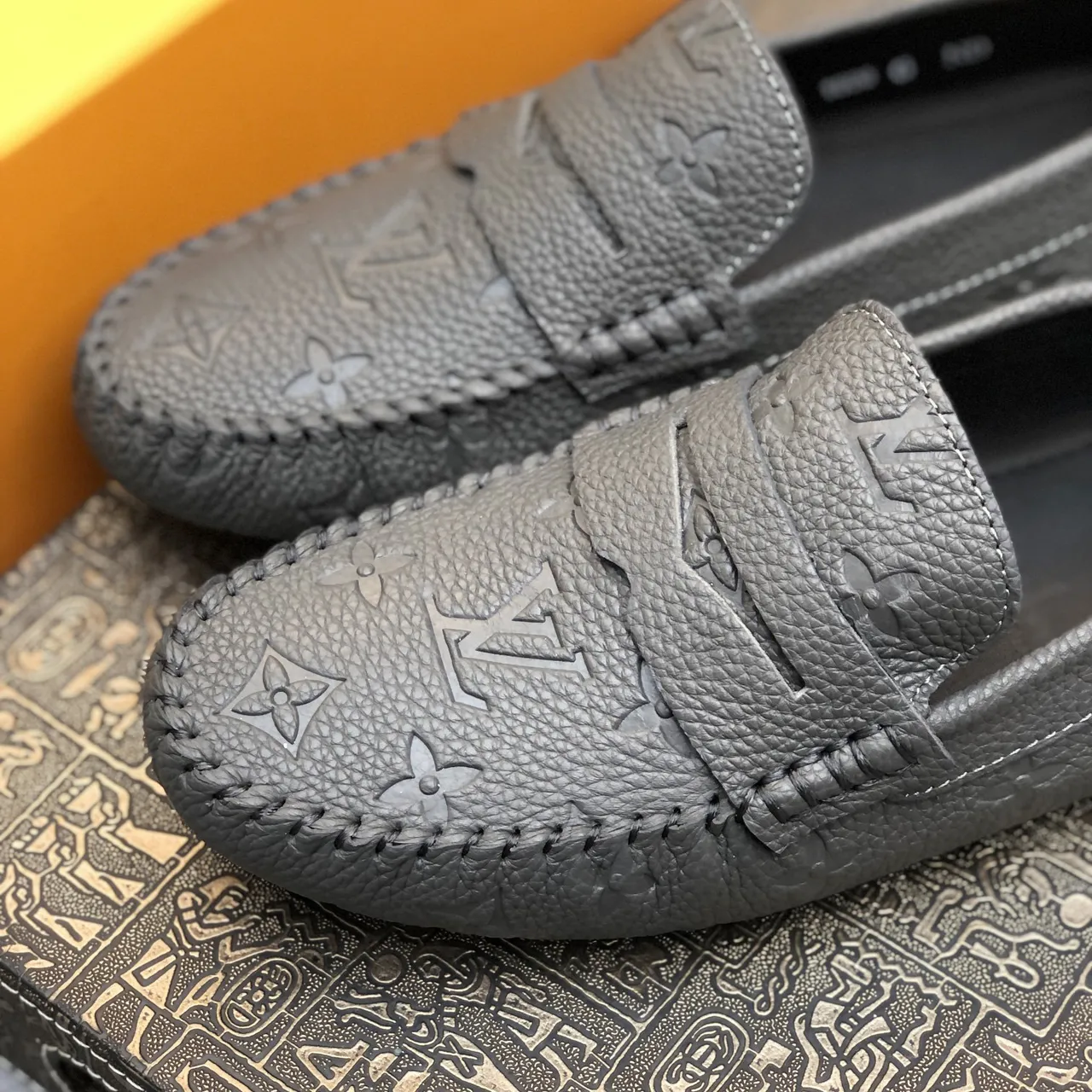 Louis Vuitton Mocassin en cuir estampé monogramme 6