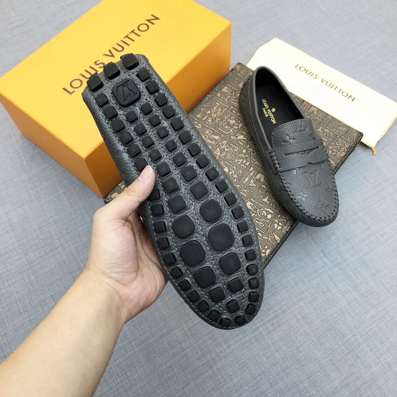 Louis Vuitton Mocassin en cuir estampé monogramme 7