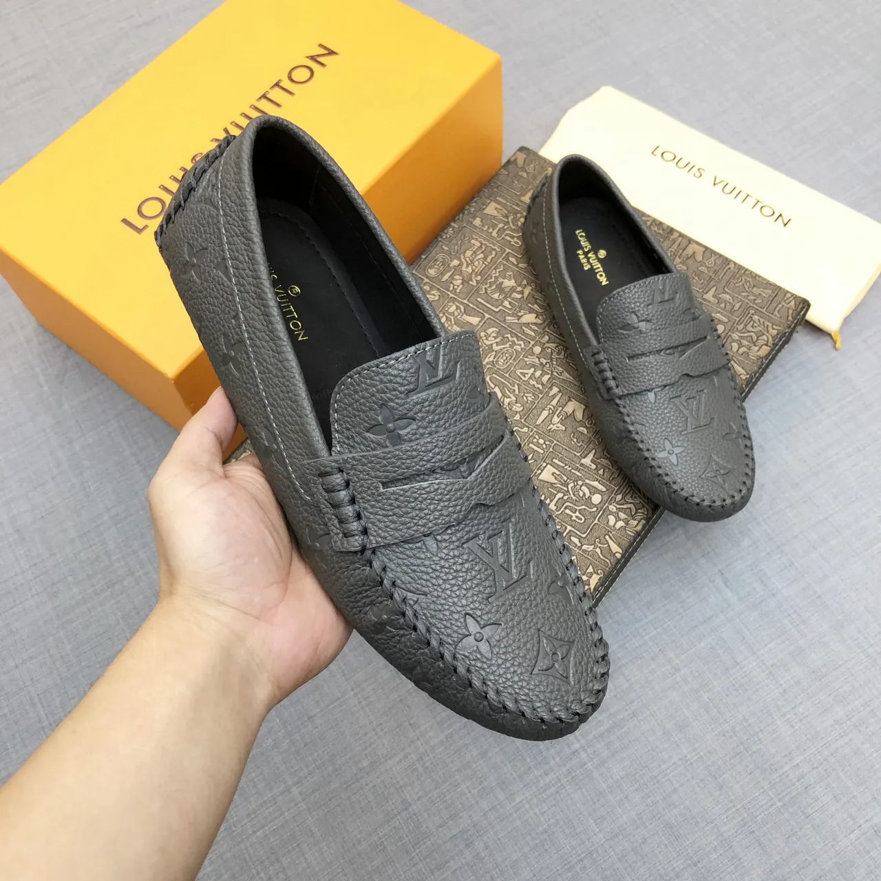 Louis Vuitton Mocassin en cuir estampé monogramme 8
