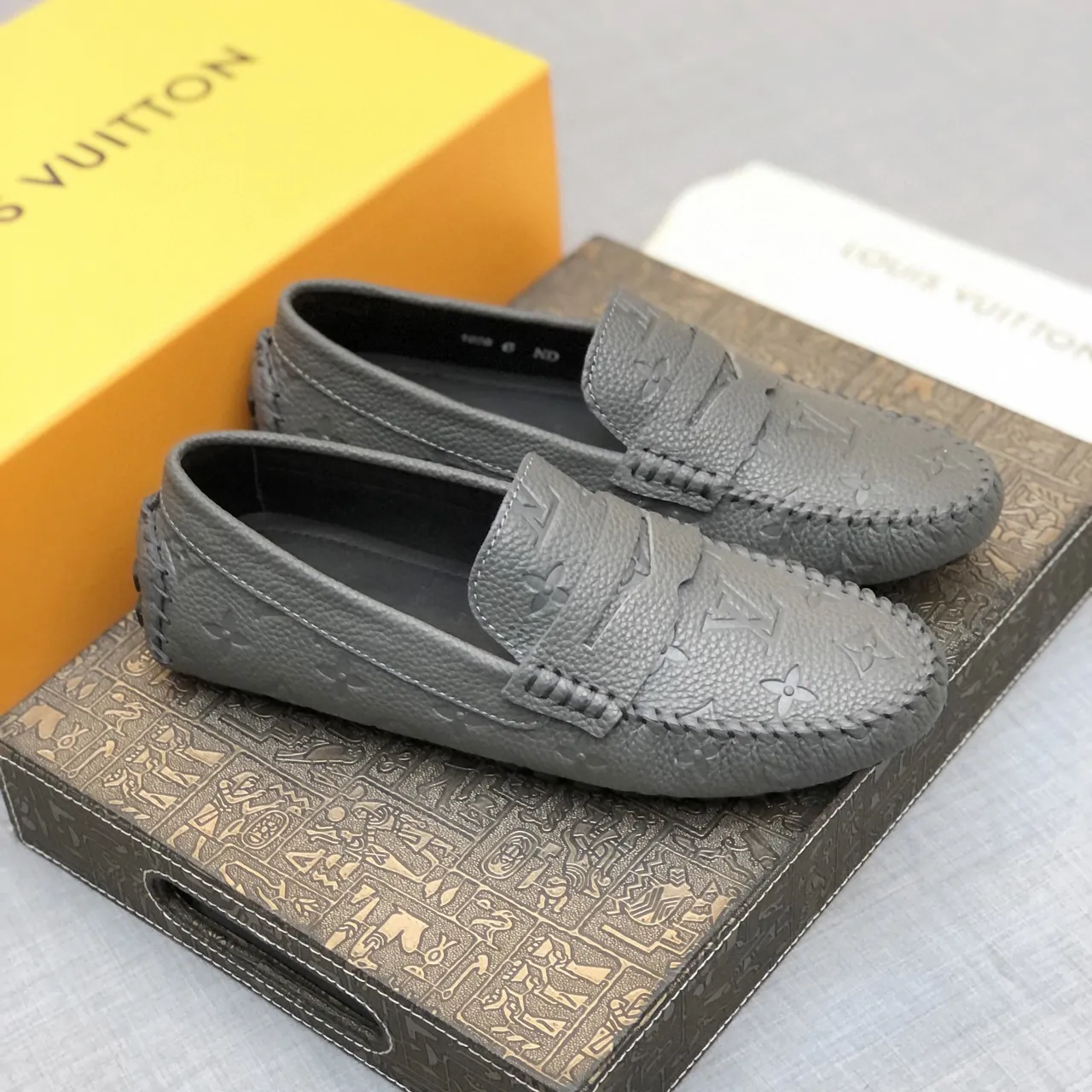 Louis Vuitton Mocassin en cuir estampé monogramme 9