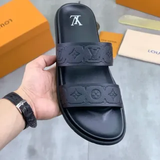 Louis Vuitton Monogram Embossed Strap काला स्लाइड स्लिपर्स