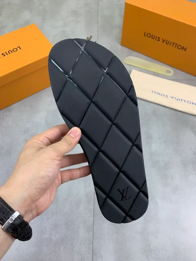 Louis Vuitton Monogram Embossed Strap काला स्लाइड स्लिपर्स 2