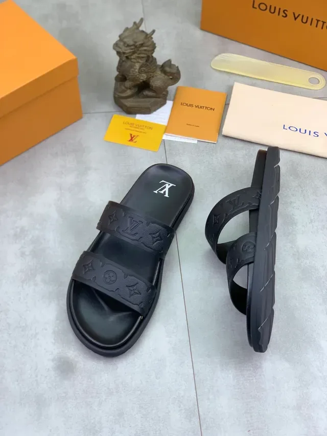 Louis Vuitton Monogram Embossed Strap काला स्लाइड स्लिपर्स 5