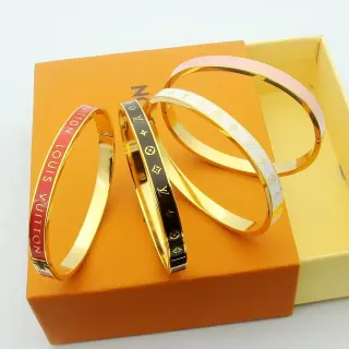 Louis Vuitton Monogram Enamel Bangle سوارة ذهبية متعددة الألوان مع مفصل وإنلاي