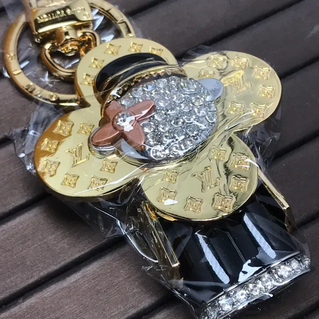Bolsa Tote Louis Vuitton Monogram Flower Negra y Dorada con Forma de Trébol Adornada con Cristales 2
