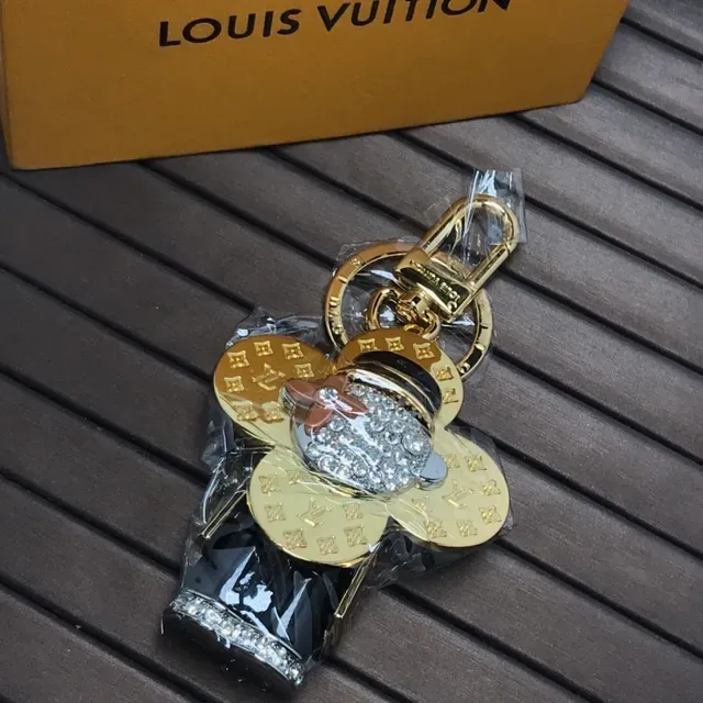 Bolsa Tote Louis Vuitton Monogram Flower Negra y Dorada con Forma de Trébol Adornada con Cristales 3