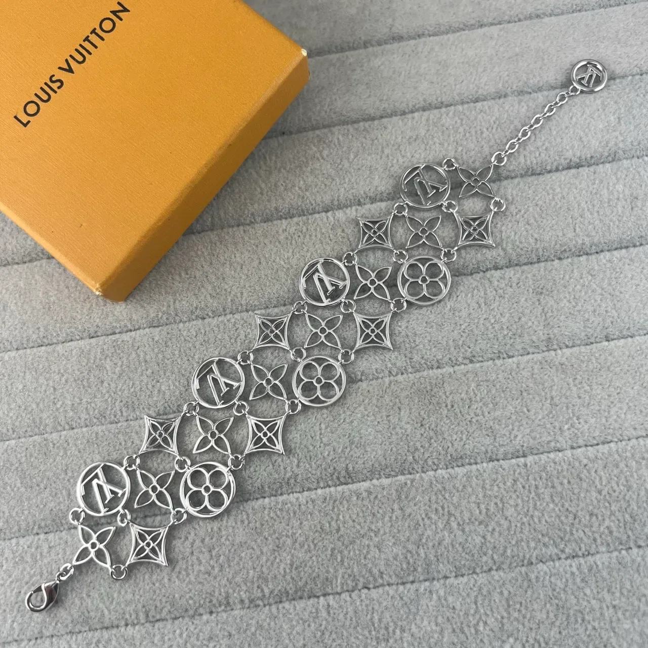 Louis Vuitton Monogram Flower Gold Silver Openwork Link Motif Bracelet 4