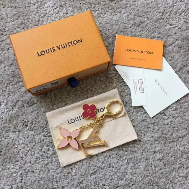 Louis Vuitton Monogram حامل مفاتيح زهرة ذهبي وردي معدني مينا سوار زهور 2