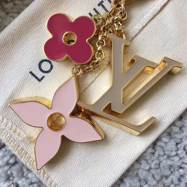 Louis Vuitton Monogram حامل مفاتيح زهرة ذهبي وردي معدني مينا سوار زهور 4