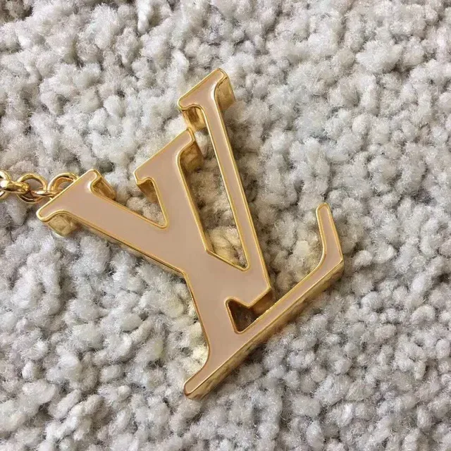 Louis Vuitton Monogram حامل مفاتيح زهرة ذهبي وردي معدني مينا سوار زهور 6