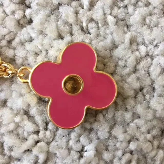 Louis Vuitton Monogram حامل مفاتيح زهرة ذهبي وردي معدني مينا سوار زهور 7