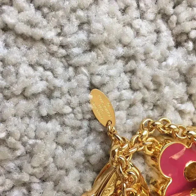 Louis Vuitton Monogram حامل مفاتيح زهرة ذهبي وردي معدني مينا سوار زهور 8
