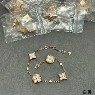 لويس فيتون Monogram Flower سوار أبيض لؤلؤ أم