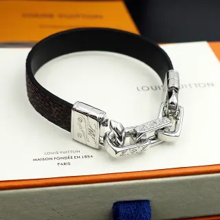 Louis Vuitton سوار جلد مونوغرام وسلسلة فضية