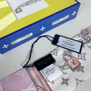 Louis Vuitton Foulard de Soie Rose Clair à l'impression Monogram Lock