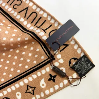Louis Vuitton Écharpe de soie beige imprimée monogramme
