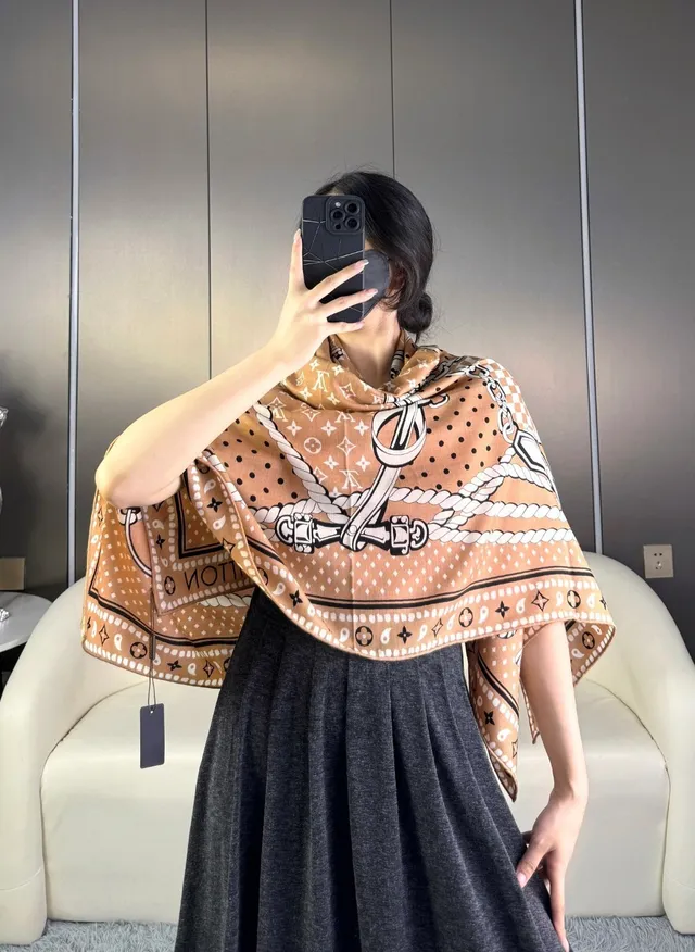 Louis Vuitton Cachecol de seda bege com impressão monograma 3