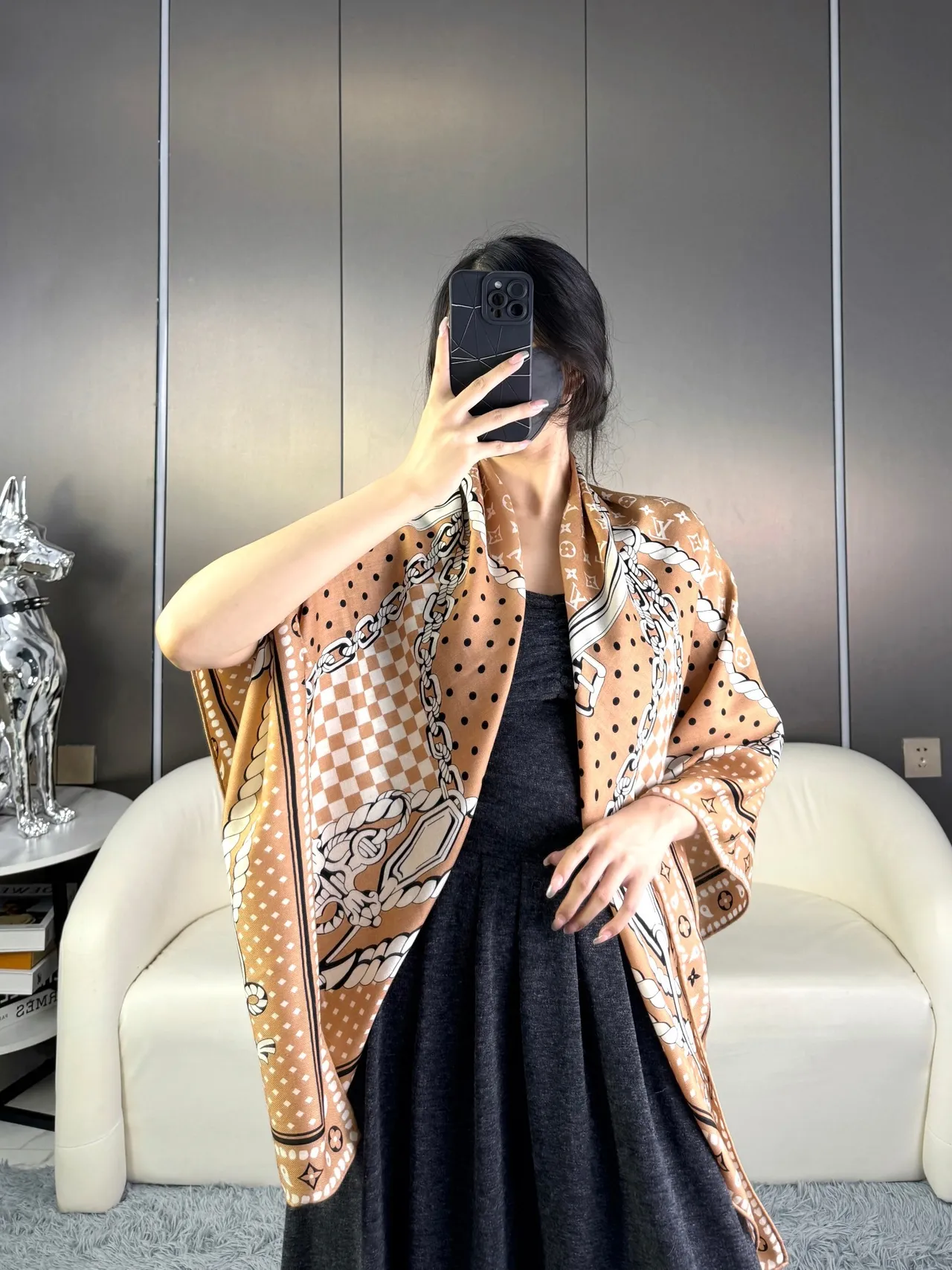 Louis Vuitton Cachecol de seda bege com impressão monograma 4