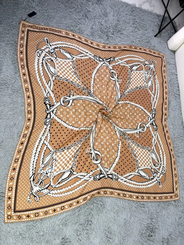 Louis Vuitton Cachecol de seda bege com impressão monograma 7
