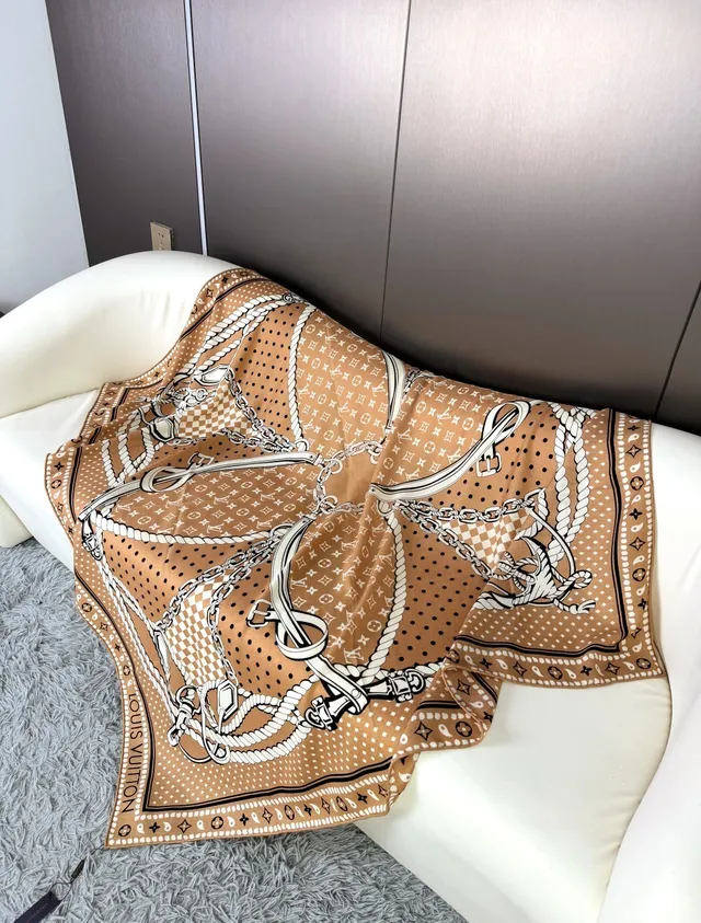 Louis Vuitton Cachecol de seda bege com impressão monograma 8