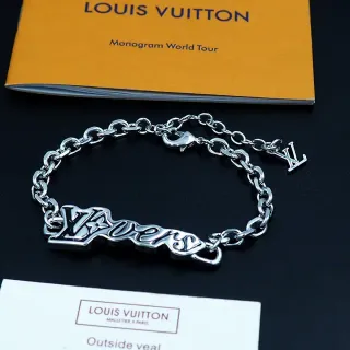 Louis Vuitton Monogram World Tour Script Plaque سوار سلسلة