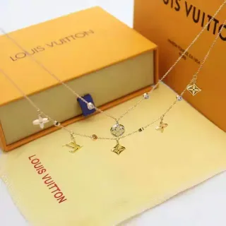 Colar Louis Vuitton Multi-Charms Dourado Monograma Flor Quatrofoil