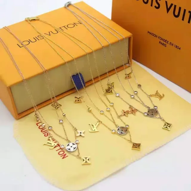 Colar Louis Vuitton Multi-Charms Dourado Monograma Flor Quatrofoil 2