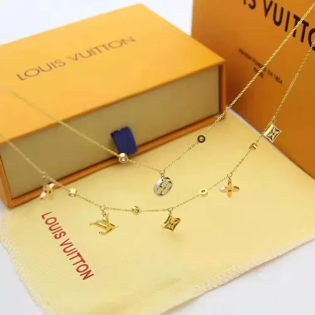Colar Louis Vuitton Multi-Charms Dourado Monograma Flor Quatrofoil 3
